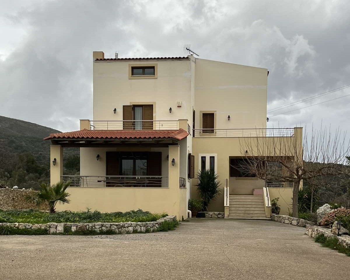 Maisonette on 1,350 sq.m. Lot in Roussospiti, Rethymno